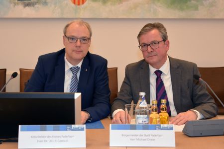 von links nach rechts: Kreisdirektor Dr. Ulrich Conradi und Paderborns Bürgermeister Michael Dreier informierten in einer Pressekonferenz im Paderborner Kreishaus Foto: Amt für Presse und Öffentlichkeit, Kreis Paderborn, Meike Delang